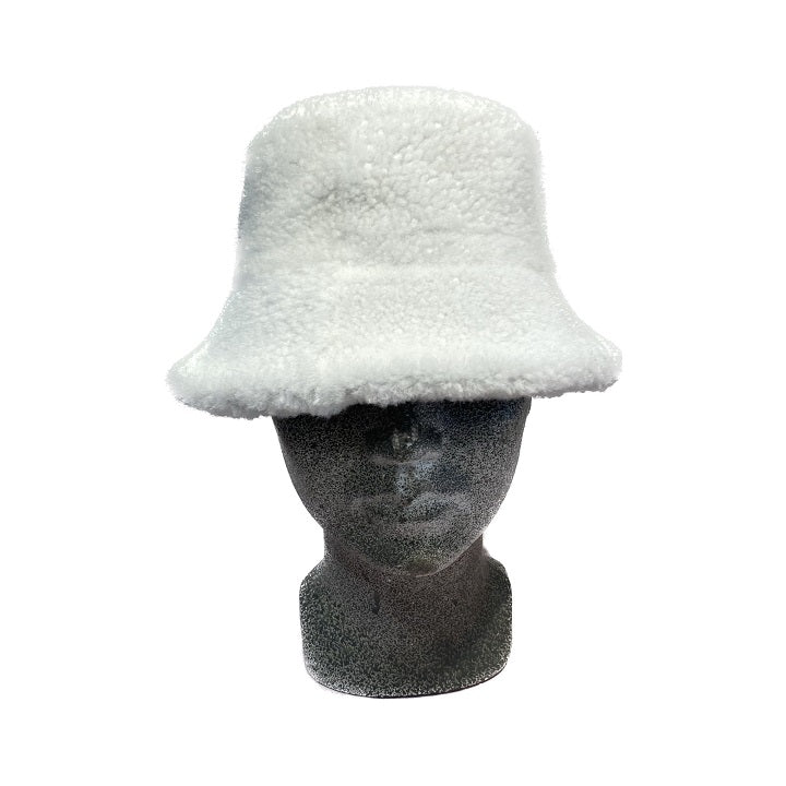 Shearling-bucket-hat-made-in-FInland-fro-Italian-curly-lambskinf