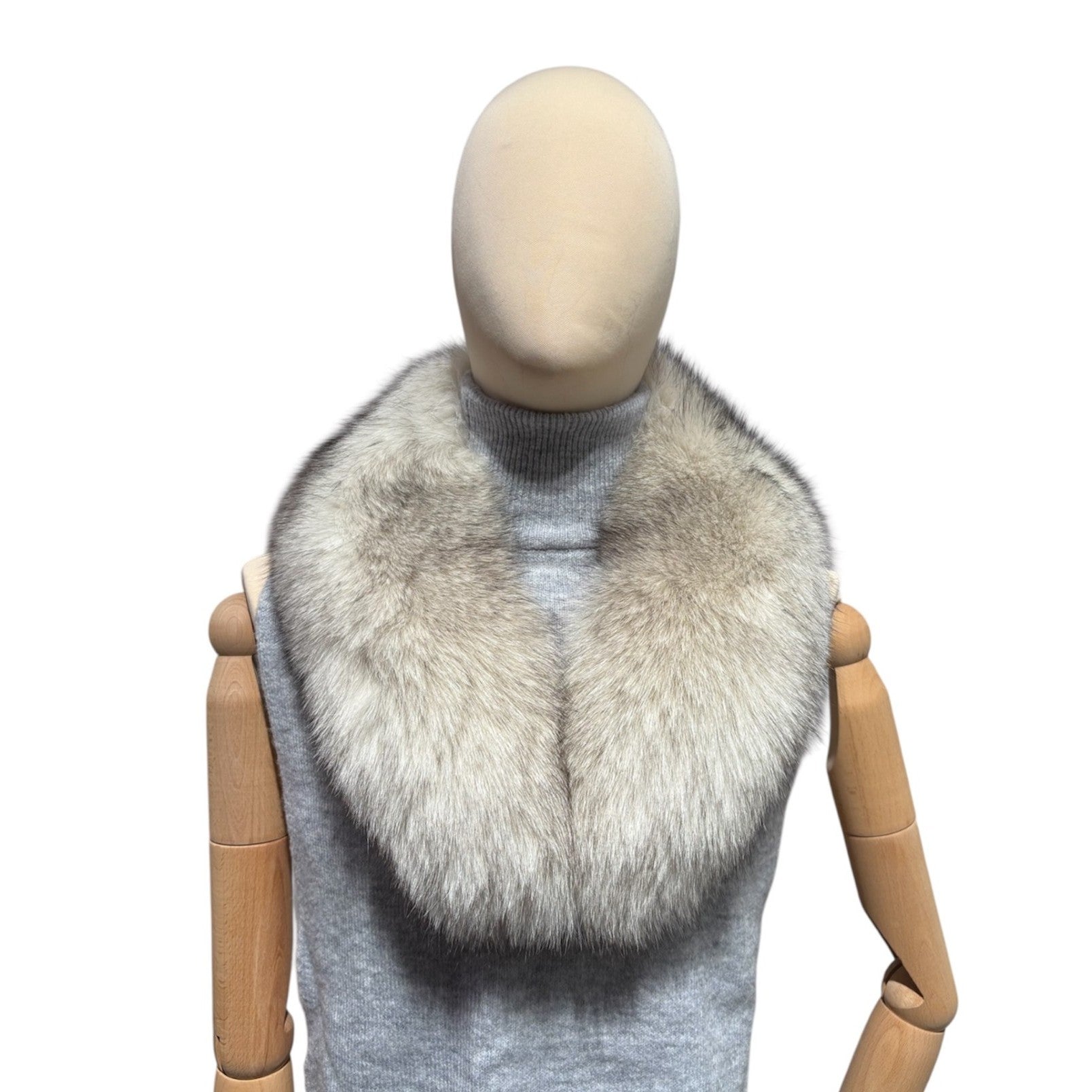 A luxurious fox fur collar in off-white olor 