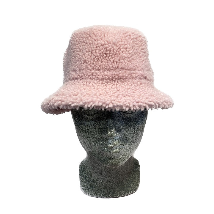 A-pink-shearling-bucket-hat. Sherpa hat. sherpa hattu 