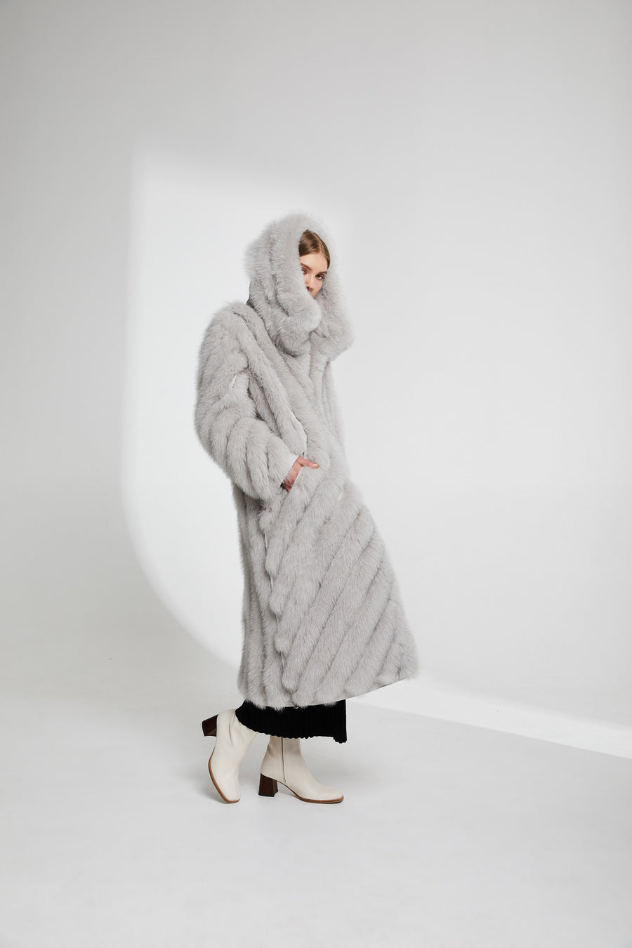 A long reversible fox fur coat with a large collar 