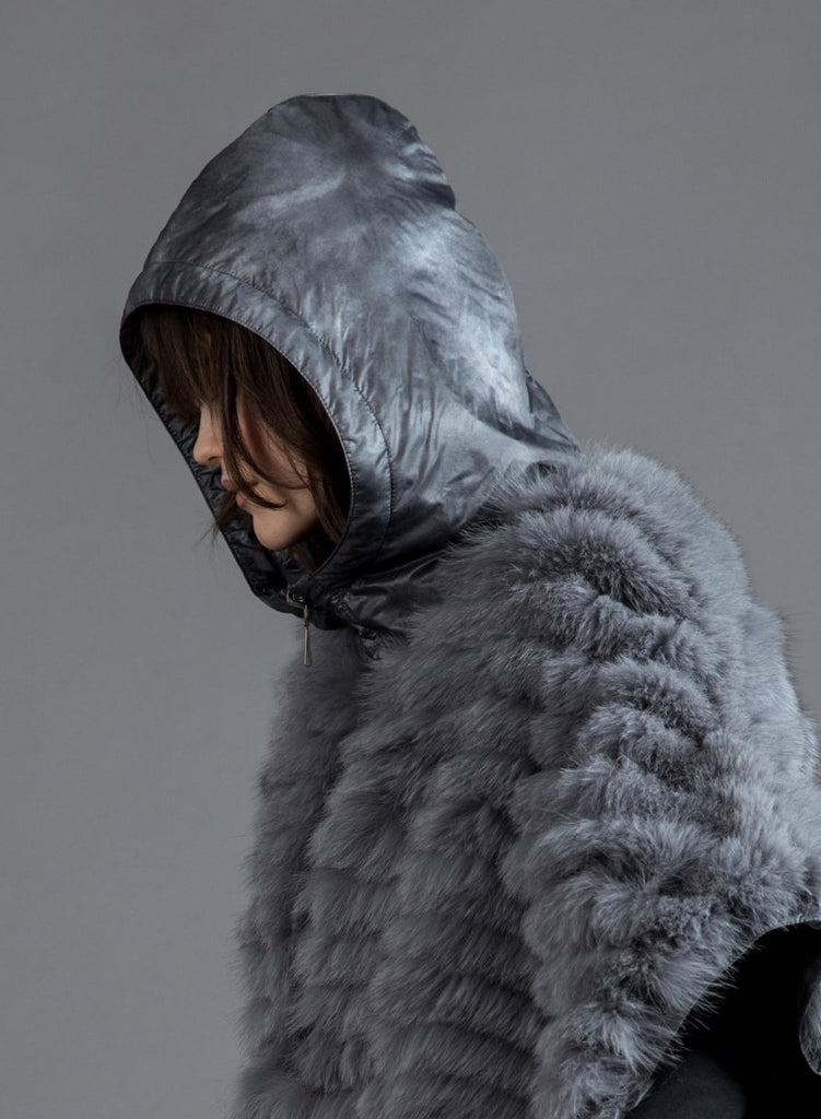 reversible fox fur poncho is a fun, relaxed piece, perfect for the ski slopes or Winter walks. The poncho’s windproof material and luxurious fur will keep you warm and cozy.