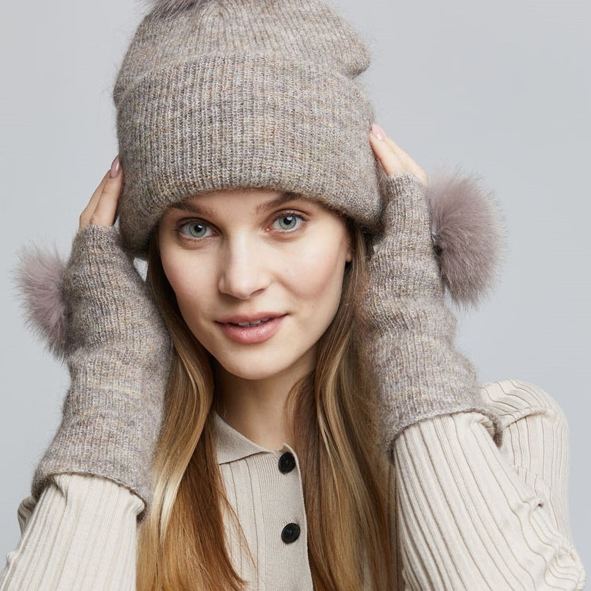 Young-woman-wearing-a-GEMMI-beanie-and-fingerless-gloves