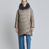 Young-lady-wearing-Puffer-coat-Lightweight,-windproof-and-water-repellent