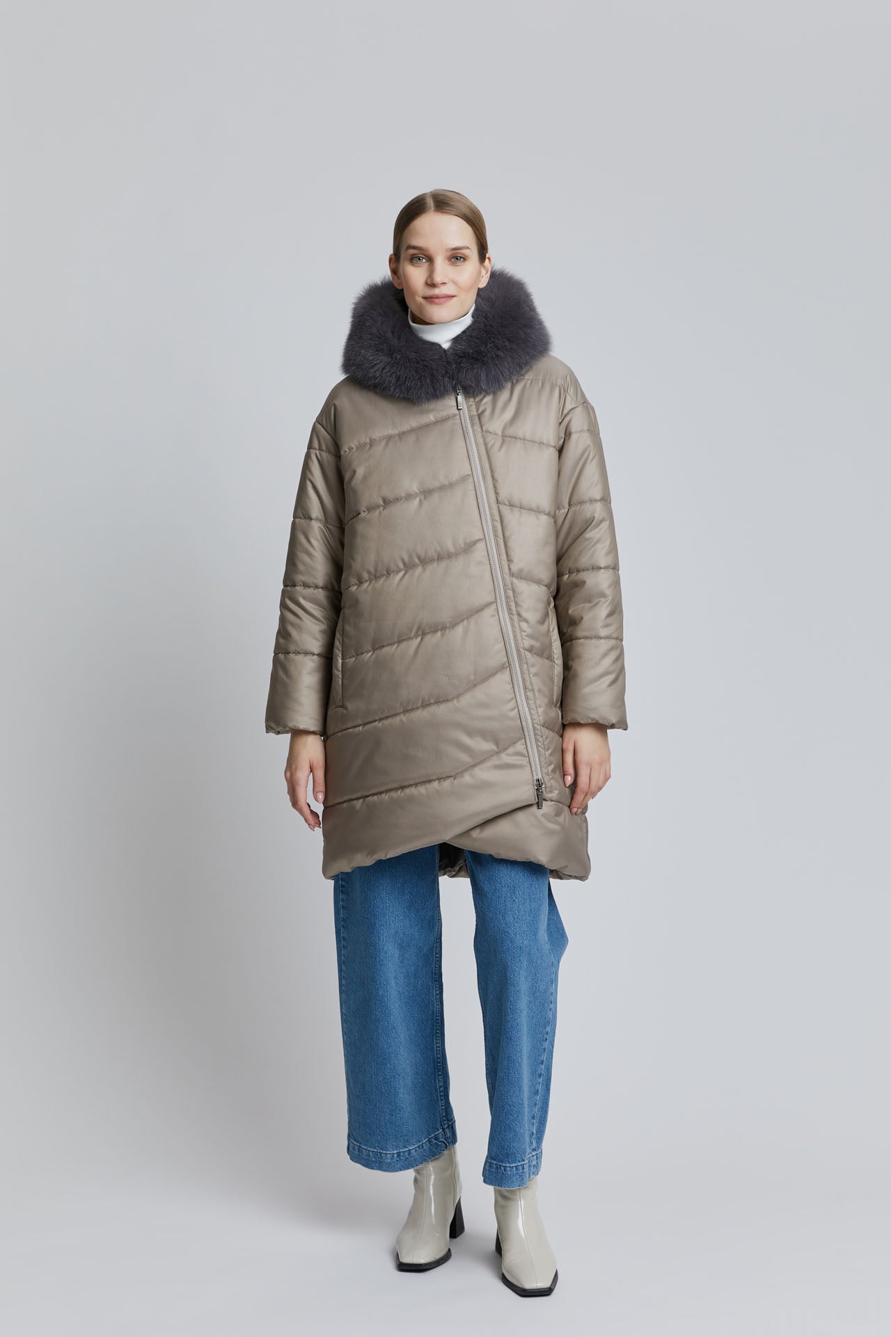 Young-lady-wearing-Puffer-coat-Lightweight,-windproof-and-water-repellent