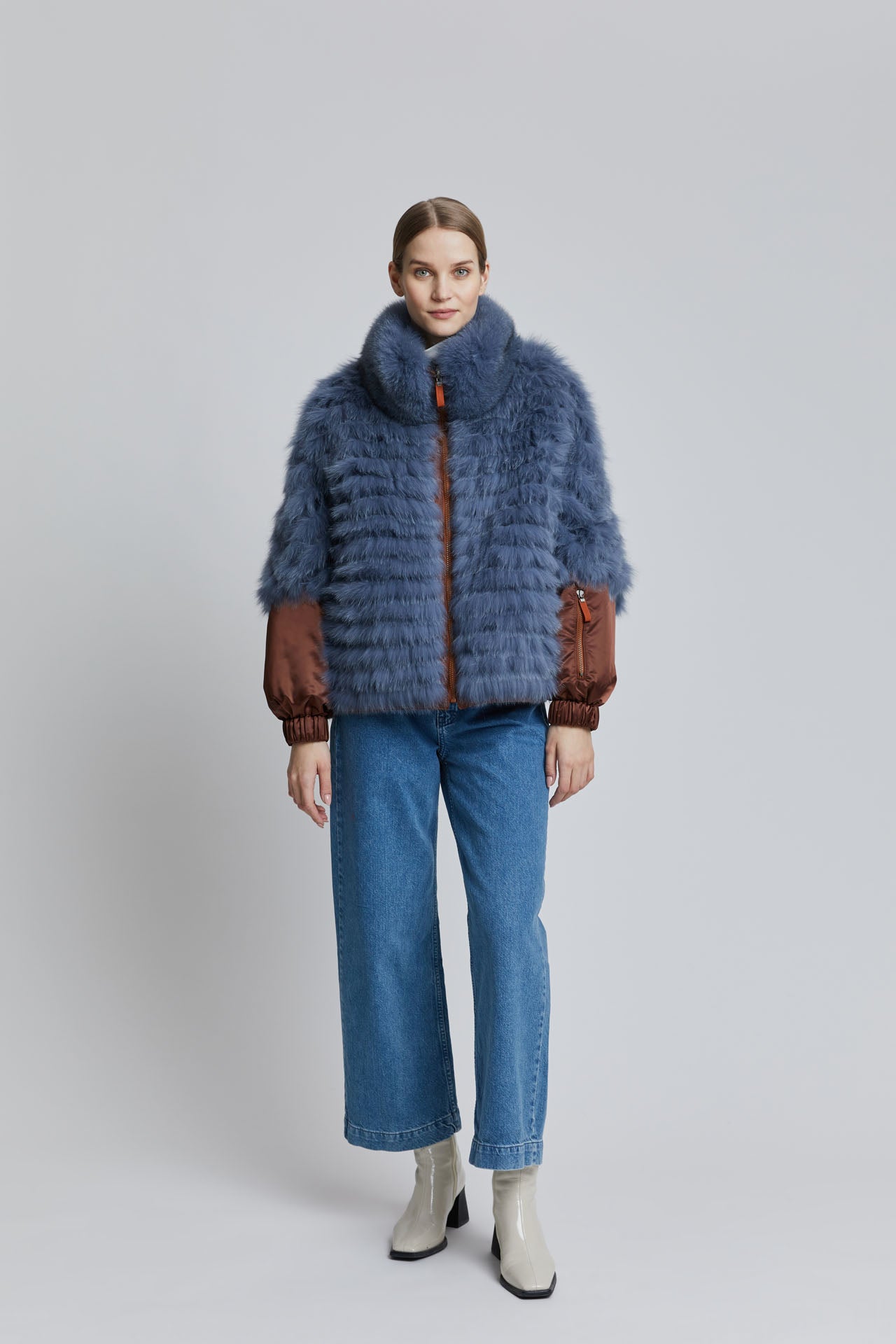 The left sleeve on both sides has a pocket with zipper, perfect for the ski lift card. The jacket has a loose fit and hood has a fox fur trim in a contrasting color.