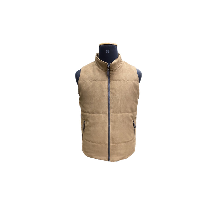 Gemmi's light puffer vest for men is the perfect garment for chilly days.